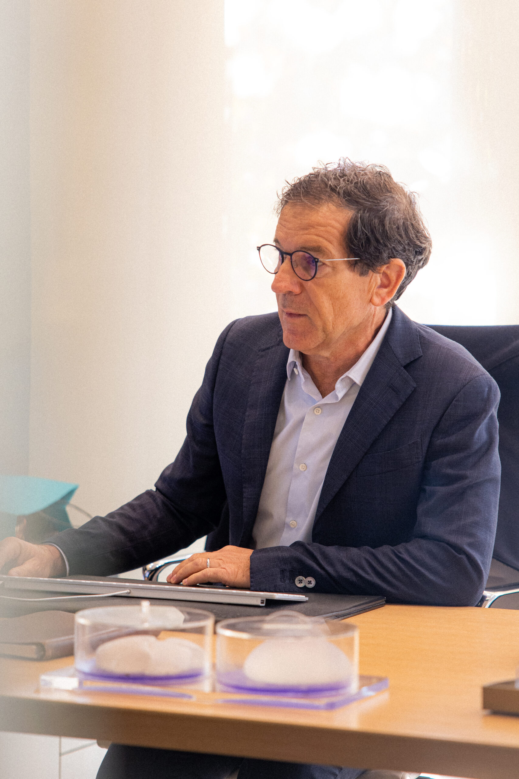 Dr Jean-Luc Jauffret, chirurgien esthétique à Marseille, dans son cabinet du 43 boulevard Périer