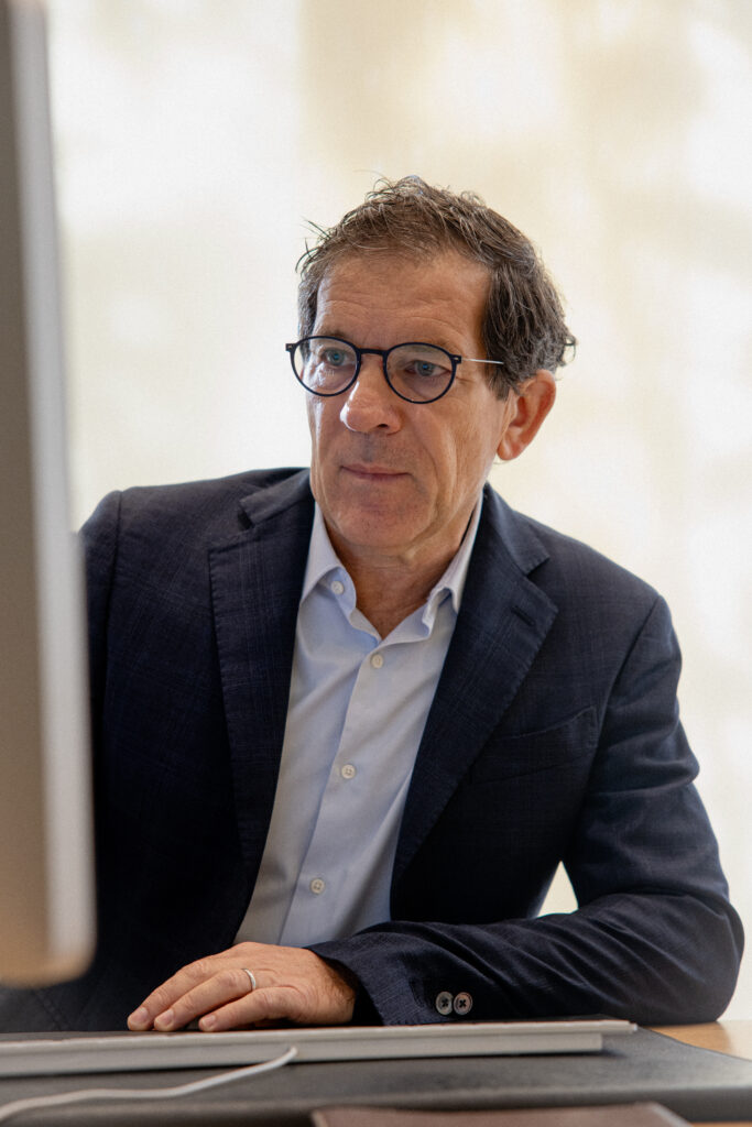 Dr Jean-Luc Jauffret dans son cabinet à Marseille