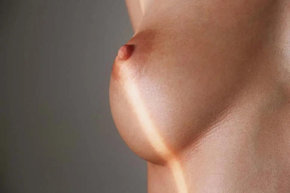 Vue de profil d’une poitrine – chirurgie mammaire